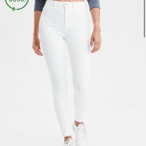 AE HIGH WAISTED WHITE JEANS